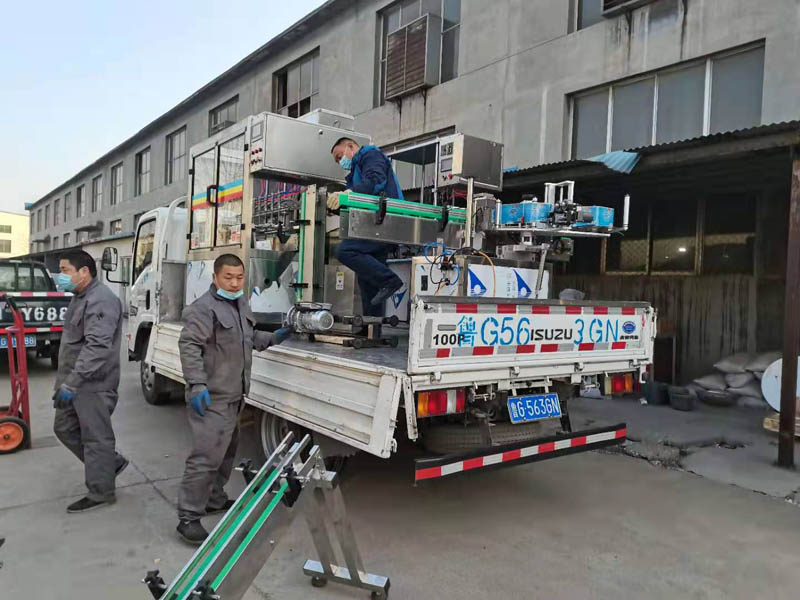 食用油灌裝旋蓋機發(fā)往廣州